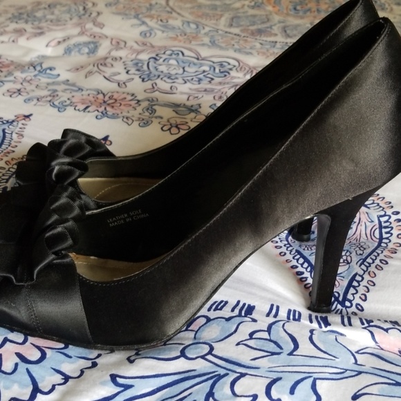 Tahari heels - Picture 3 of 5